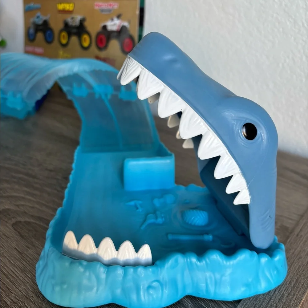 Monster Jam Mini Megalodon Race & Chomp Track - Picture 7 of 9